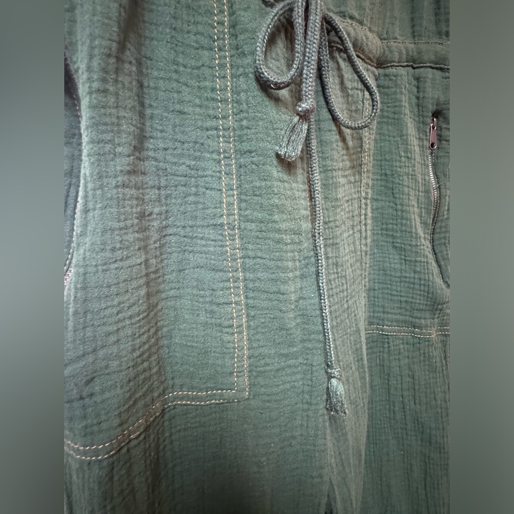 Urban Outfitters - Tina textured jumpsuit. Green with yellow stitching. Size XS. - Picture 6 of 10